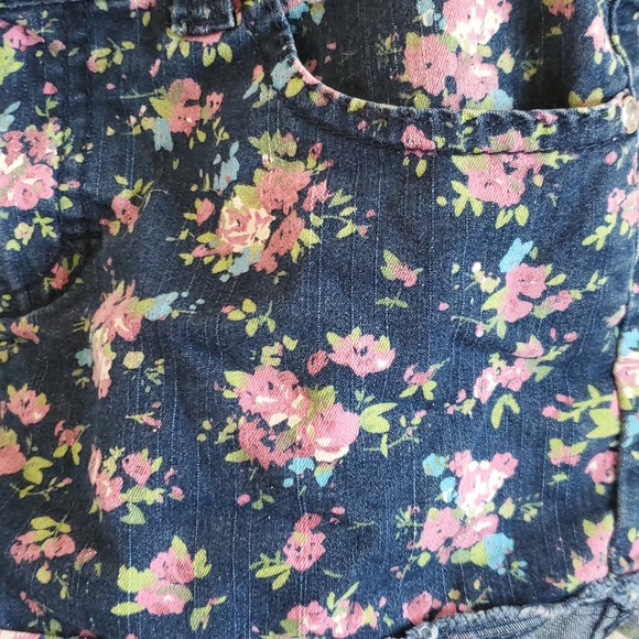 Free Planet flower jean cutoff rolled shorts 14 - Picture 2 of 6